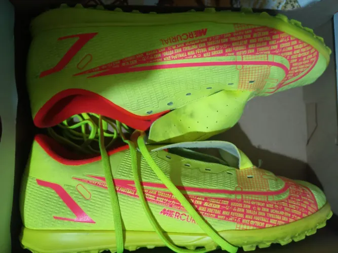 Chuteira society masculina Nike