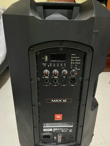Vendo caixa de som jbl super potente avista ou parcelado no cartão 