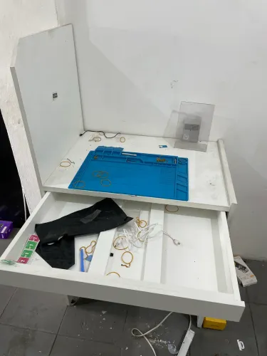 Mesa com gaveta