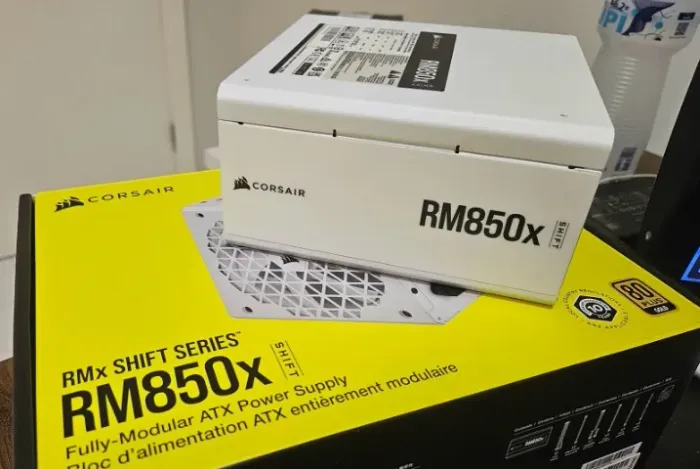 Fonte Corsair RM850x Shift 850W 80 Plus Gold modular branca ATX 3.1