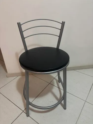 Banqueta com estofado preto