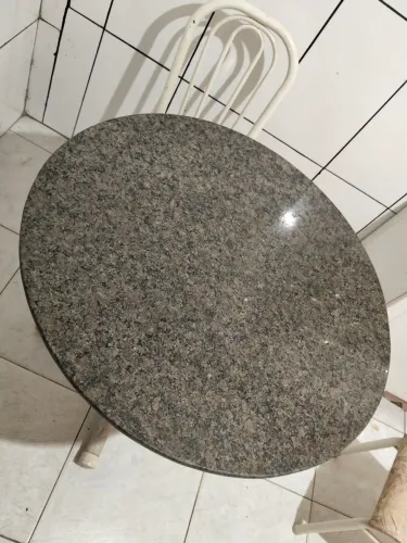 Pedra de mármore de mesa redonda, motivo mudança para outra cidade