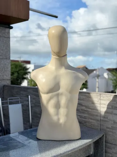 Manequim Masculino de Busto com Cabeça para Loja