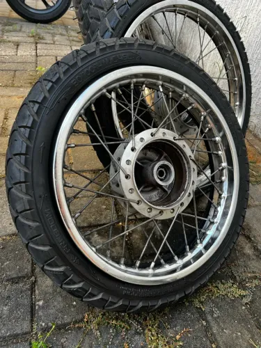 Kit rodas Roda dianteira: aro 17 ? pneu 60/100-17. Roda traseira: aro 14 ? pneu 80/100-14.