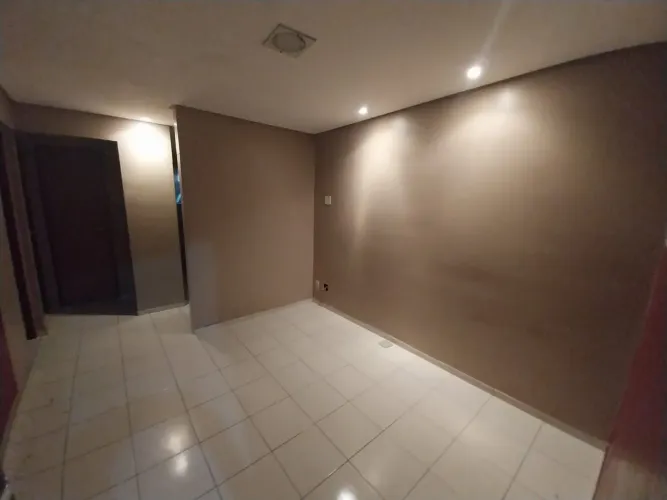 Aluga se apartamento  2 quartos sala cozinha banheiro garagem   .no quarto e último andar 