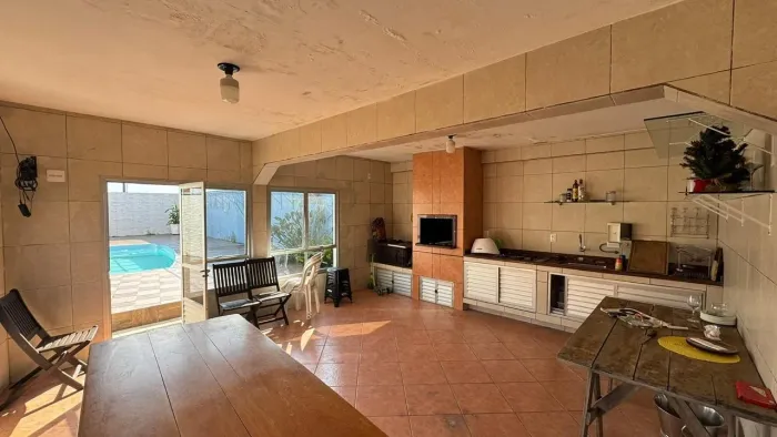 Casa pé na Areia para alugar com 3 quartos em Florianópolis.