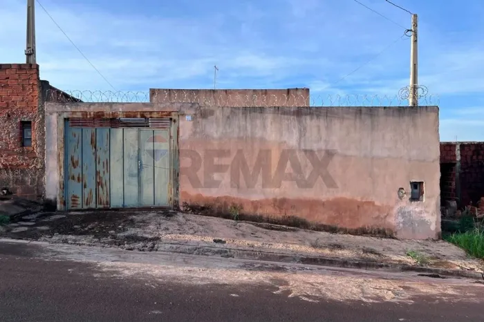 Casa com Potencial de Renda e Quintal Amplo no Jardim Alvorada