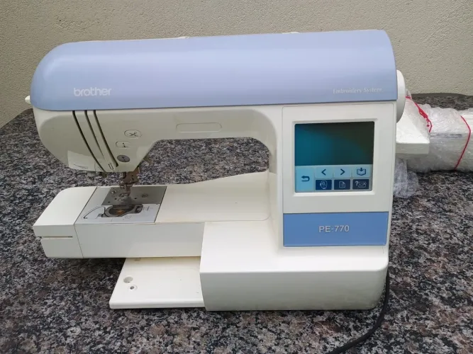 Máquina de bordar Brother PE 770 Seminova