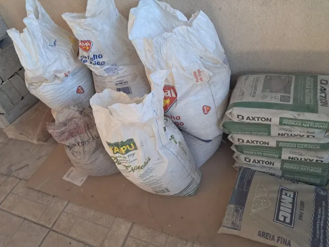 Sobras de obra: 8 Sacos de Brita + 6 Argamassas Axton + tijolos e blocos