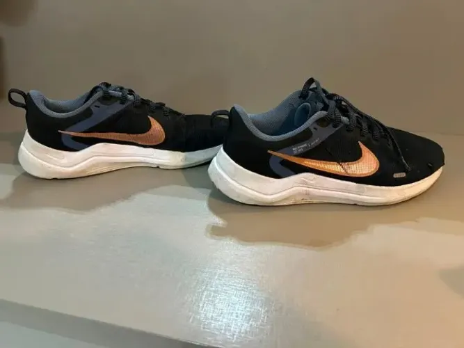 Tênis Nike Downshifter Original - Preto com Detalhes Bronze