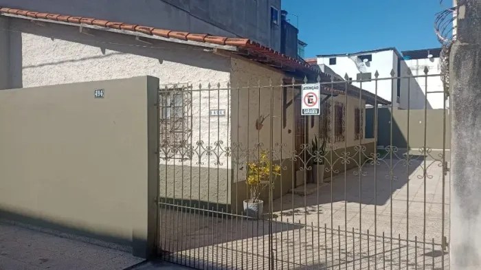 CASA CENTRO EM FRENTE ACADEMIA BOTOS