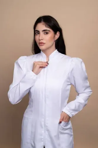 Jaleco branco gabardine com zíper branco e detalhe no ombro