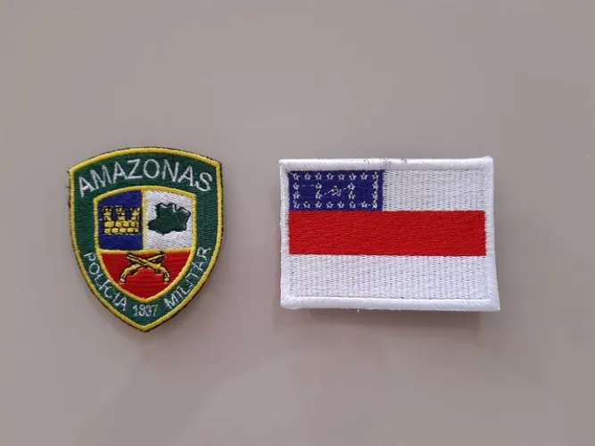 Vendo os símbolos bandeira e brasão da PM