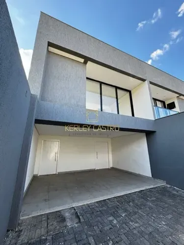 Vendo casa duplex com três suítes no bairro Mata Grande. 