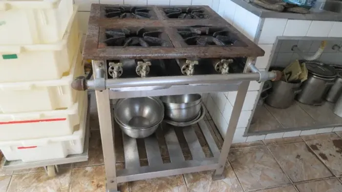 Fogao De Aço Inox Com Tampo De Ferro 4 Bocas C/ Prateleiras