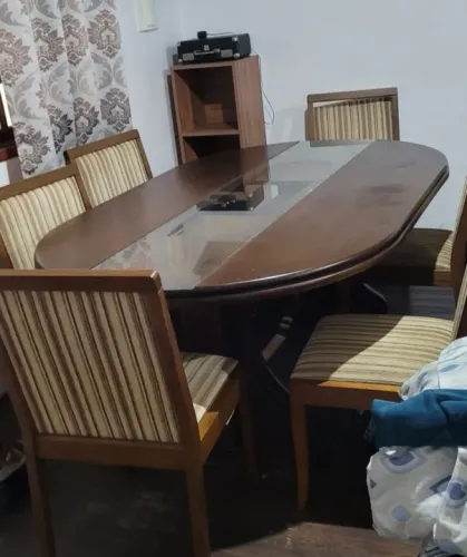 Mesa escura tipo antigo de 6 pessoas 