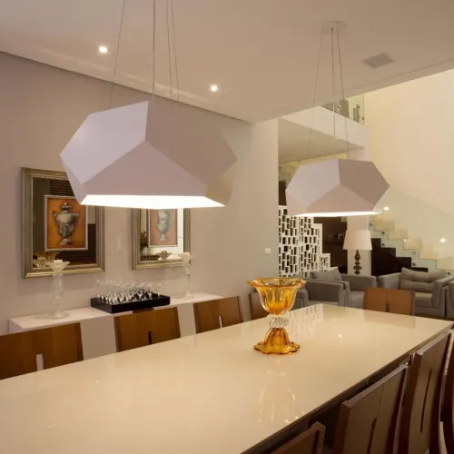 Luminária/ Lustre Pendente facetado na cor branca, peça de Designer