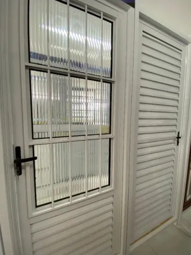 Portas de Madeira e Alumínio - Construmad Materiais de Construção