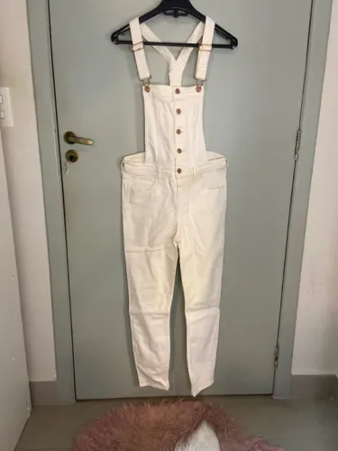 Macacão Branco com jeans com stress da marca GUESS tamanho P equivale ao n38