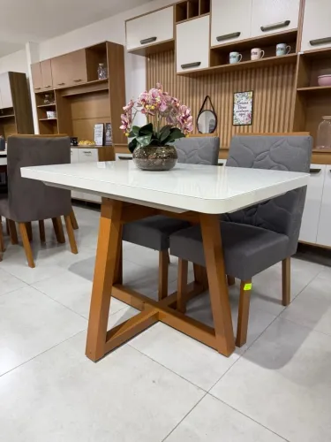 Conjunto de mesa com 4 cadeiras