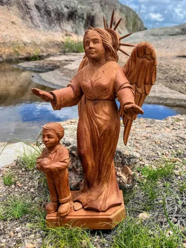 Escultura Anjo da Guarda em madeira