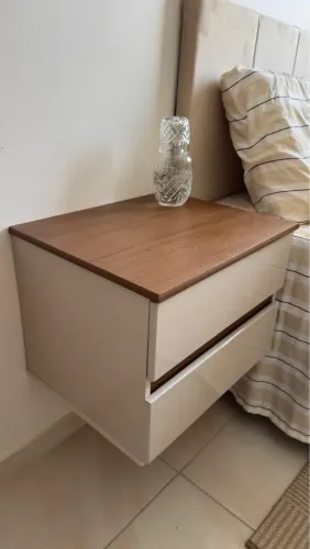 Mesa de cabeceira montada