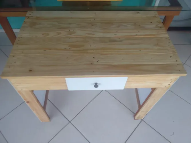 Mesa de madeira com gaveta