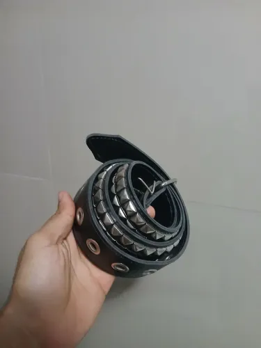 Cinto de couro com spikes