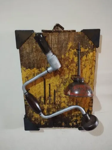 Arte com furadeira antiga e almotoloia para óleo, decoração rústica
