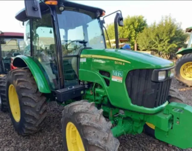 Trator John  Deere 2016