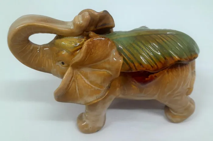 Elefante de cerâmica para decoração