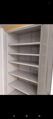 Armário de escritório com várias prateleiras