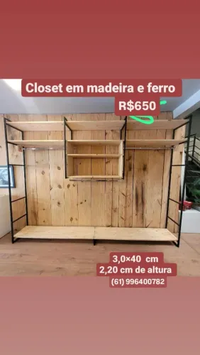 Armário aberto de madeira e ferro