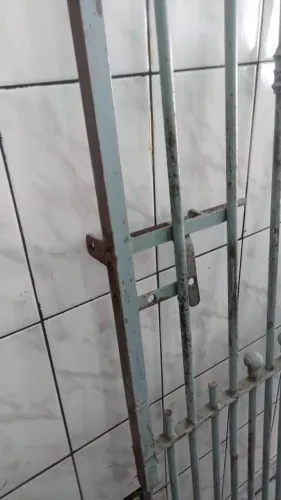 Portão de ferro para área externa