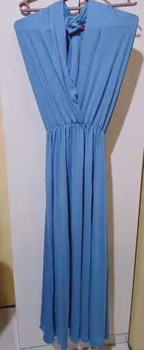 Vestido Longo Azul pode ser usado de várias formas,usado uma única vez.