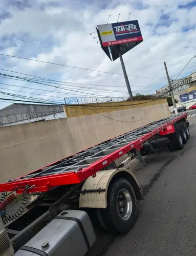 Carreta com grade e bug porta container - ABB no doc em ótimo estado 