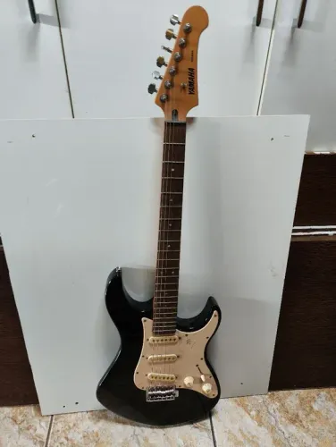 Guitarra Yamaha EG303