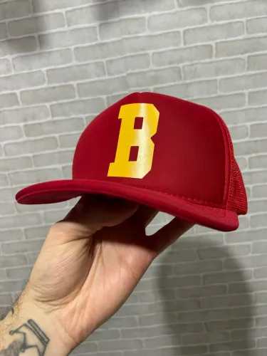 Boné Bordado Vermelho com Letra B