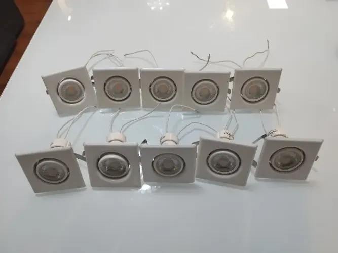 Spot com lâmpada dicroicas 4Watts 2.700 K, metal quadrada