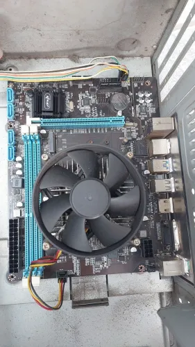 Computador core i3 de quarta geração gabinete placa mãe processador e memória no eatado