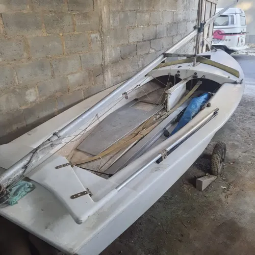 Veleiro de regata classe SNIPE