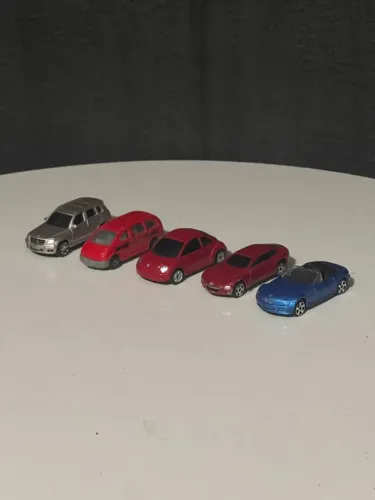 Lote de carrinhos de ferro 4 Maisto e 1 sem marca