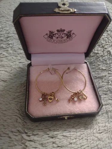 Vendo lindo par de brincos argolas douradas com pingentes Juicy Couture 