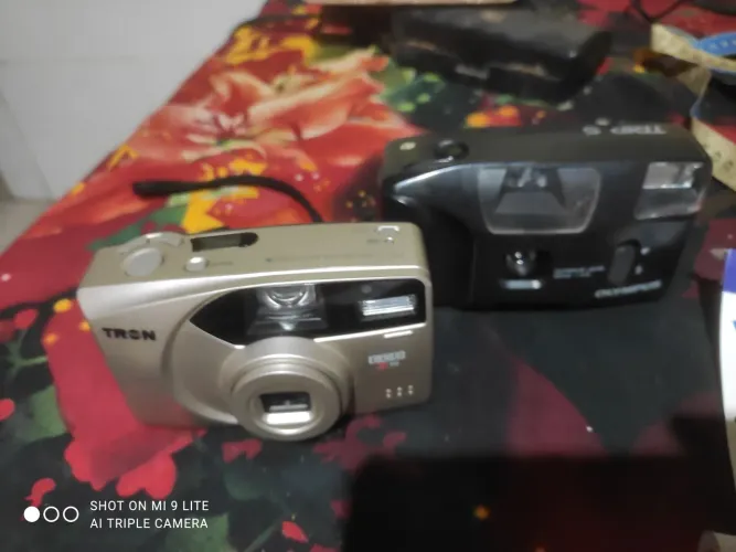 Duas câmeras antigas