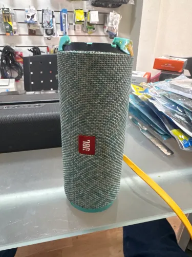 Jbl flip4 só funciona no cabo ( bateria viciada)