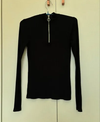 Blusa canelada com zíper