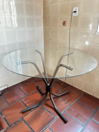 Vendo essa mesa redonda de vidro (usada).