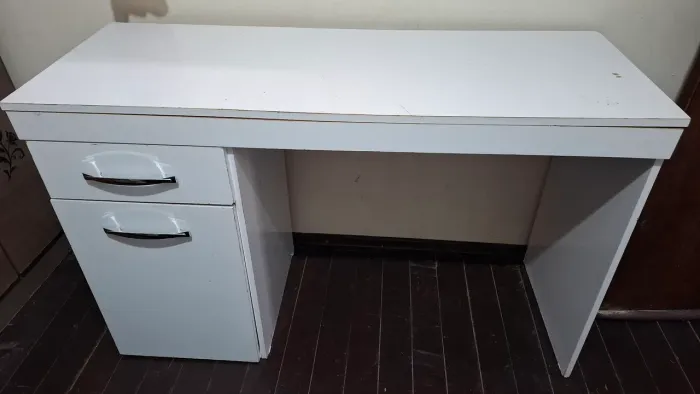 Escrivaninha branca com gavetas