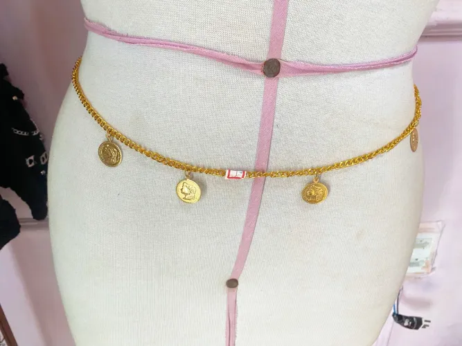 Cinto dourado corrente