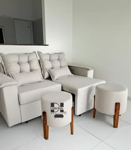 Sofá e Puffs Modernos para Sala de Estar